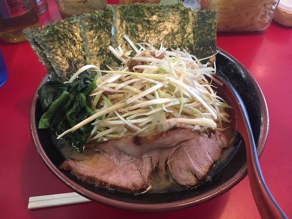 「ネギラーメン 中盛 海苔」@家系ラーメン 王道の写真
