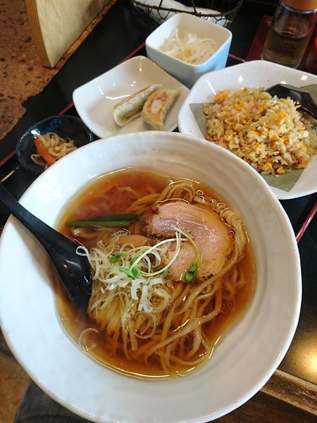 「ラーメン 650円 半チャーハン+餃子2ヶ300円」@手打ちラーメン 月ヶ瀬支店の写真