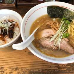 鮭節出汁醤油らーめん760円＋豚めし300円