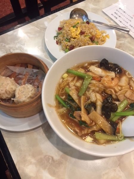 「五目湯麺500円　サイドメニュー各100円」@龍興飯店の写真