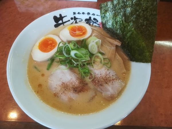 「牛骨ラーメン元味＋半熟味付け卵」@黒毛牛骨ラーメン 牛次郎の写真