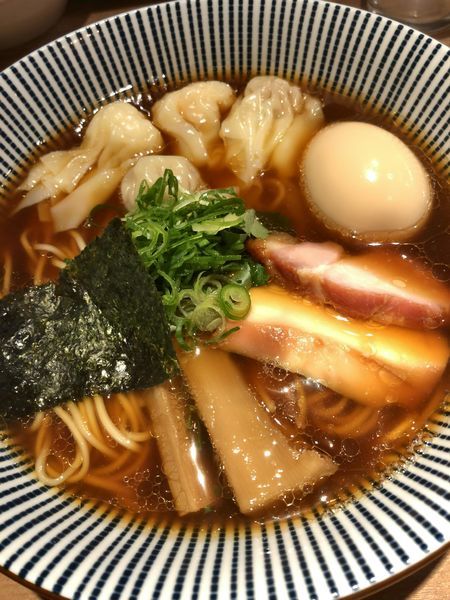 「黒旨にこにこワンタンメン ¥900＋味玉 ¥100」@中華soba いそべの写真