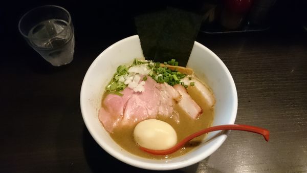 「煮干豚骨ラーメン（全のせ）970円」@麺処 夏海の写真