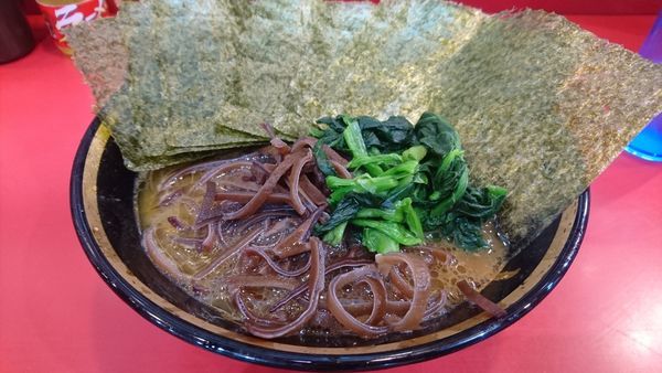 「ラーメン(麺硬め･味濃いめ)+海苔･木耳」@家系総本山 ラーメン吉村家の写真