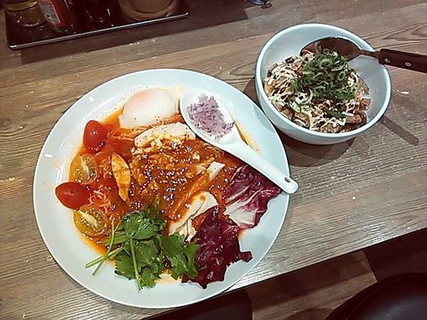 「柔らかよだれ鶏のシビカラベジトマ冷麺＋炙りチャーシュー丼」@太陽のトマト麺 渋谷道玄坂支店の写真