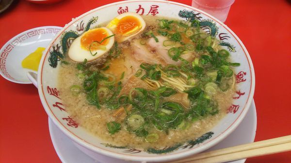 「特製醤油味玉ラーメン  810円」@ラーメン魁力屋 市ヶ尾店の写真