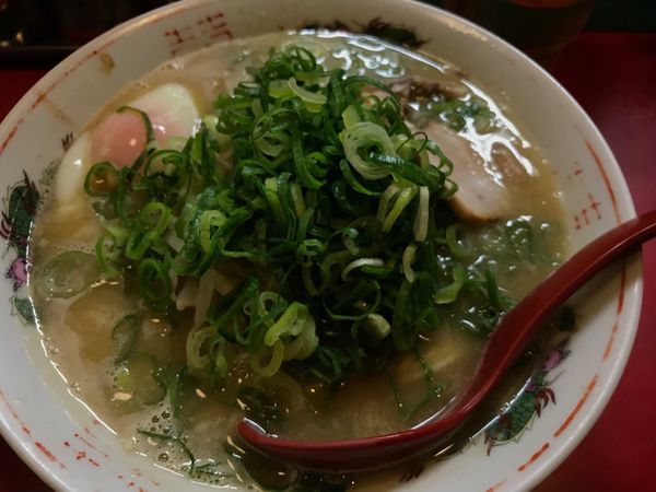 「ラーメン(元味，大盛，硬め，ネギ多め，温泉卵)」@特製ラーメン 大中 伏見店の写真