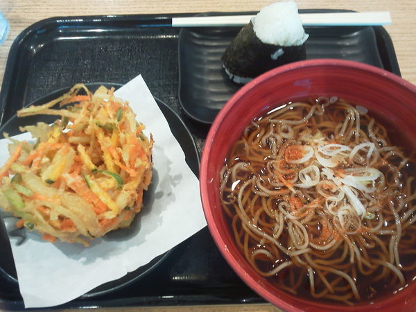 「えびと季節野菜のかき揚げ蕎麦980+鮭握り210＝1190円」@ANA FESTA 60番ゲートフードショップの写真