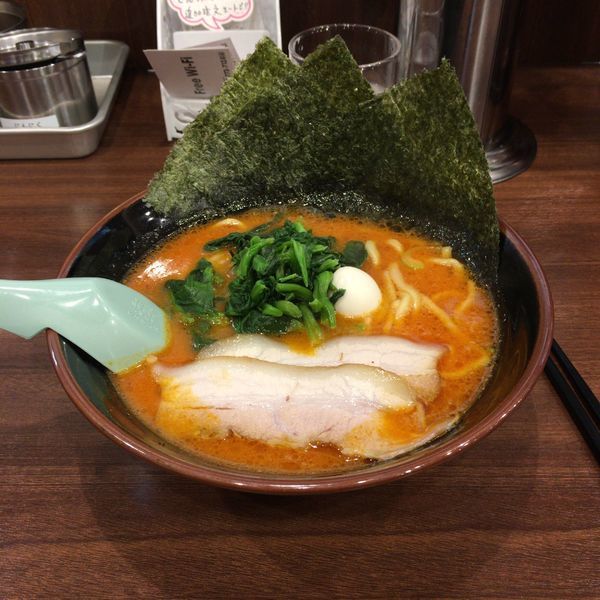 「辛豚ラーメン」@横浜家系ラーメン 吟家 稲毛海岸店の写真