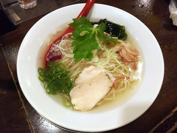 「鯛と蛤の冷たい塩そば　850円」@立ち呑み居酒屋 金町製麺の写真