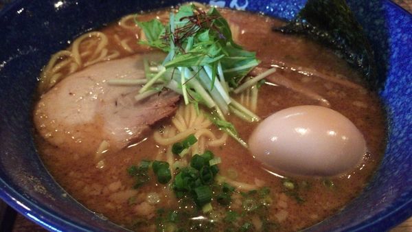 「魚介豚骨ラーメン味玉」@らーめん 矢吹の写真