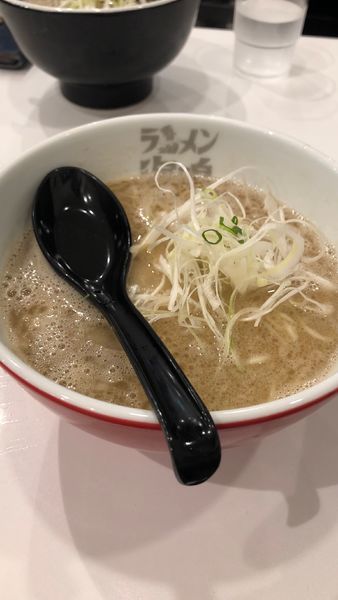 「魚介とんこつらーめん」@ラーメン海鳴 福岡空港店の写真