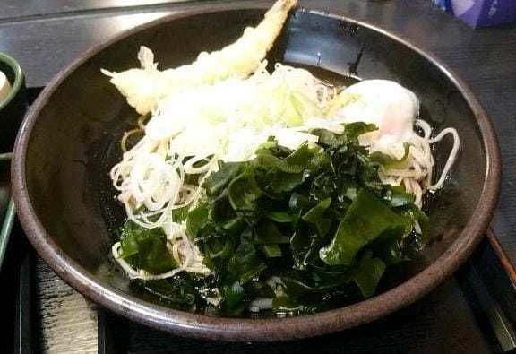 「朝そば（温玉、わかめ、ネギ多め、ぶっかけ）330円」@ゆで太郎 新大塚店の写真