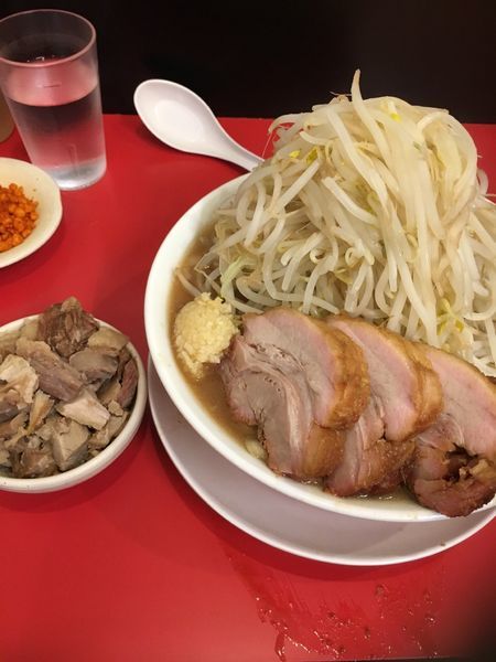 「ラーメン＋豚2枚＋ほぐし豚」@鷹の目 獨協大学前本店の写真