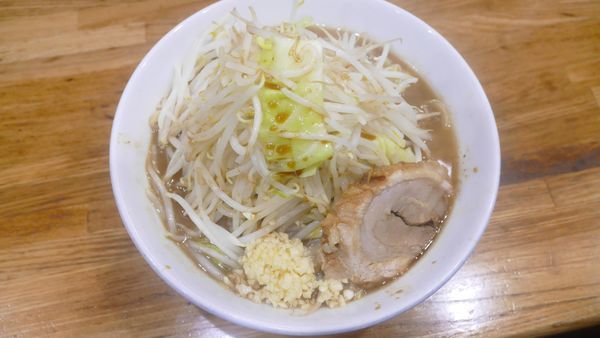「ラーメン（並）豚1枚入 300g¥760／ニンニク¥0」@デカ盛り戦隊 豚レンジャーの写真