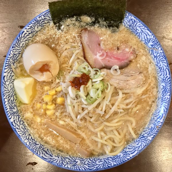 「白味噌ラーメン ¥890円（バター・くずれ味玉TP）」@麺処 諭吉の写真