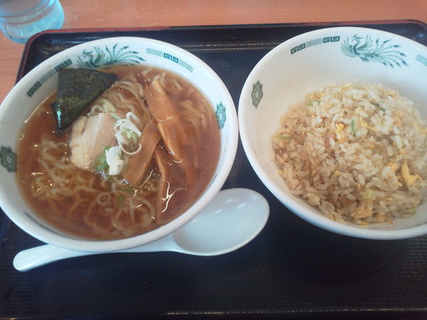 「半らーめん200＋半チャーハン260＝460円」@日高屋 小手指北口店の写真