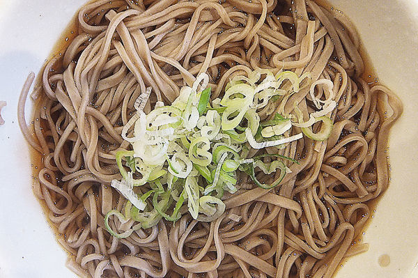 「かけそば(大盛)」@焼鳥日高 せんげん台西口店の写真