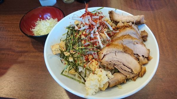 「【期間限定】冷塩レモン(ニンニク･トウガラシ)+豚2枚･ネギ」@麺屋 づかちゃんの写真