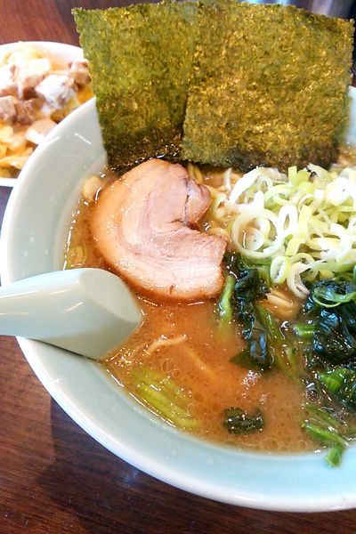 「中盛ラーメンネギ増しキャベチャー」@金八家の写真