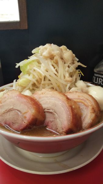 「味たまラーメン大、追加豚2枚、ニンニクやさい脂増し」@鷹の目 獨協大学前本店の写真