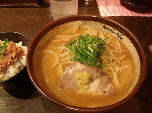 「炙り味噌らーめん&鶏そぼろごはんセット￥980」@真武咲弥 渋谷店の写真
