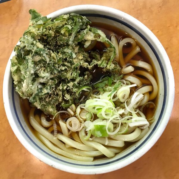 「天ぷらうどん・春菊天」@蕎麦 一心たすけ 田町店の写真