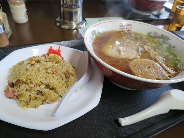 「ラーメンと炒飯のセット」@神武食堂の写真