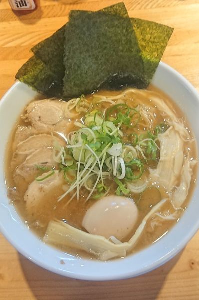 「特製中華そば 並盛り(醤油)」@中華そば専門 めんやいただきの写真