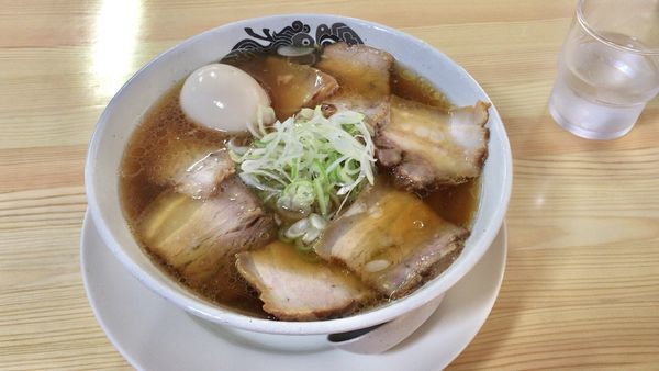 「淡麗醤油チャーシュー・麺硬め(930円)＋半熟味玉(100円)」@食堂 はせ川の写真