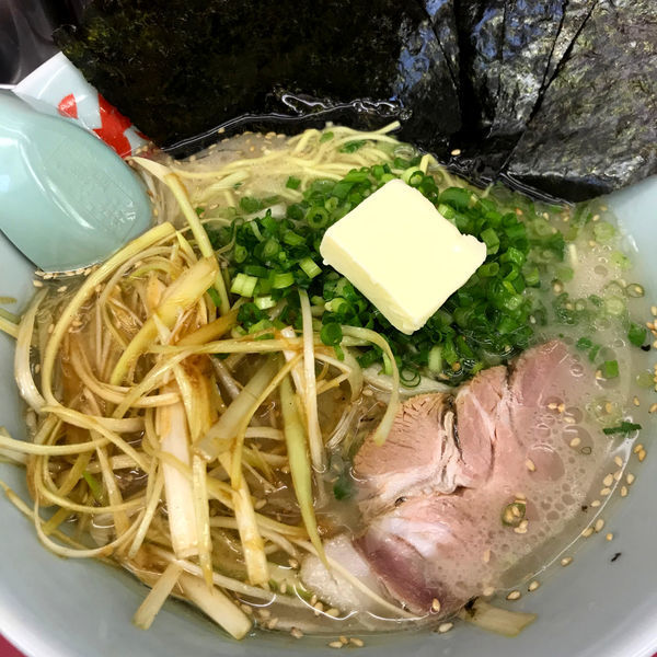「朝ラーメン450円　海苔5枚　和えネギ160円　バター60円」@ラーメン山岡家 足利店の写真