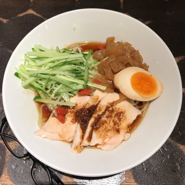 「特製鶏の冷やし中華」@とんこつらーめん俺式 純 東京ラーメンストリート店の写真