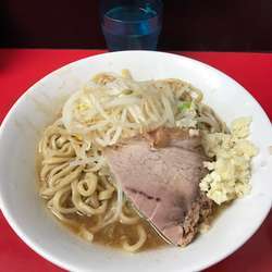 ラーメン並 700円 野菜少な目、ニンニク