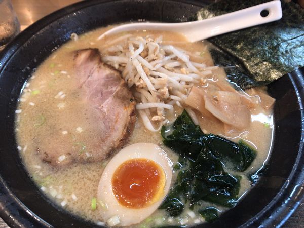 「白胡麻悠河820円 餃子セット260円」@悠河らーめんの写真