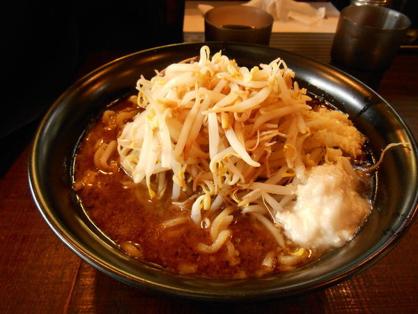 「ラーメン大(400g)＋ニンニク・アブラ・カラメ増し」@麺や豚髭の写真