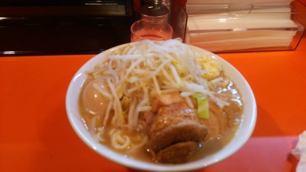 「味玉ラーメン＋豚一枚(ニンニク、辛揚げ別皿)」@鷹の目 獨協大学前本店の写真