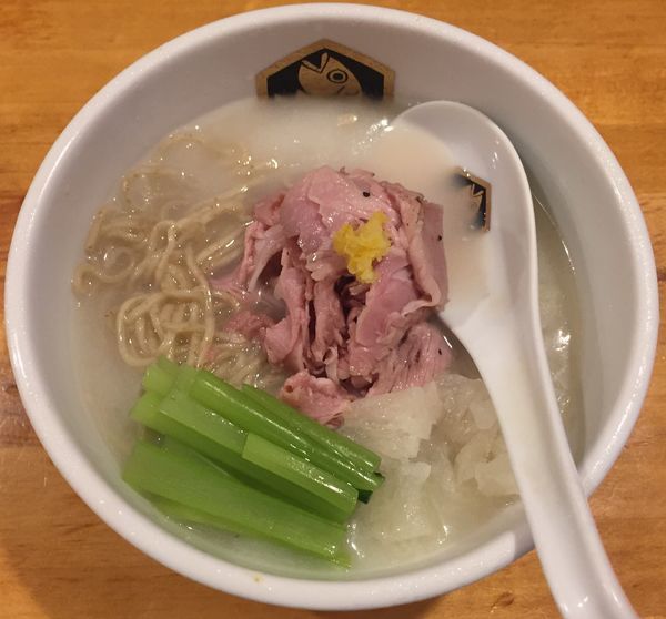 「冷やし真鯛らーめん800円」@真鯛らーめん 麺魚の写真