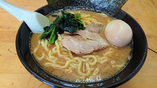 「ラーメン 醤油 味玉」@らーめん家 せんだい 曙町店の写真