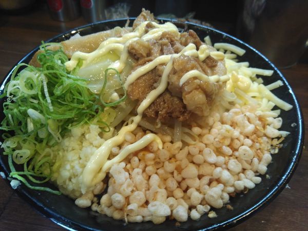 「汁なし（麺300g・アブラ以外全マシ）¥800」@ガチ盛りラーメン アオイローの写真