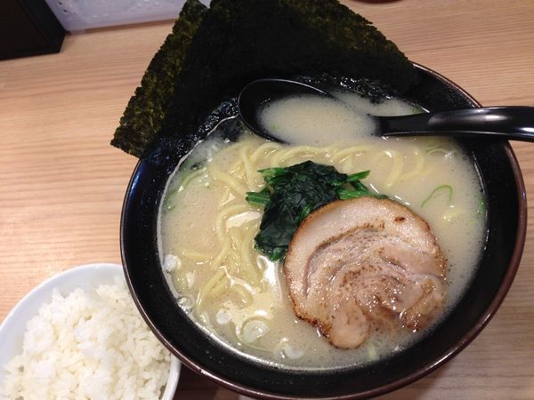 「横浜家系豚骨らーめん塩＋サービスライス」@横浜家系ラーメン 春樹 曳舟店の写真