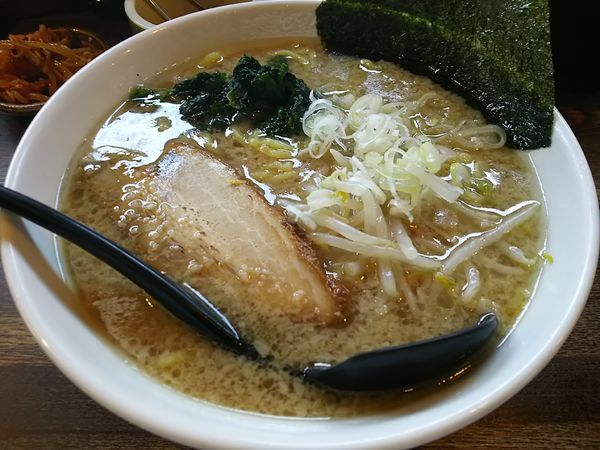 「醤油　：太麺　（麺大盛り）」@信州麺屋 とんずら －カエン－の写真