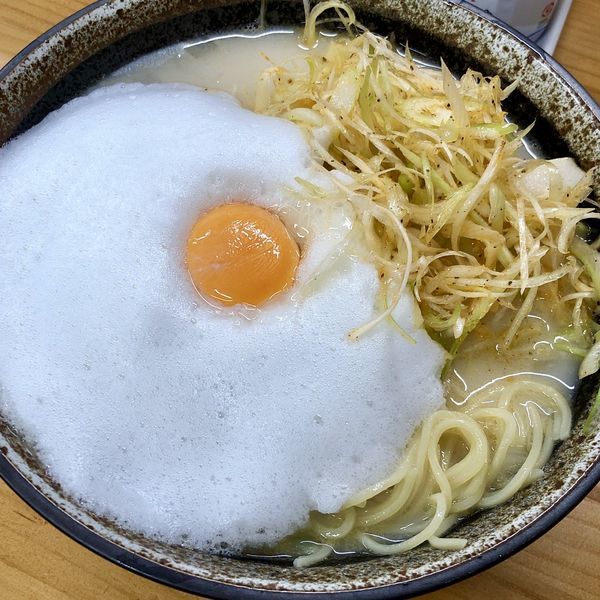 「【数量限定】もつ月見ラーメン」@ラーメンショップ うまかっぺの写真