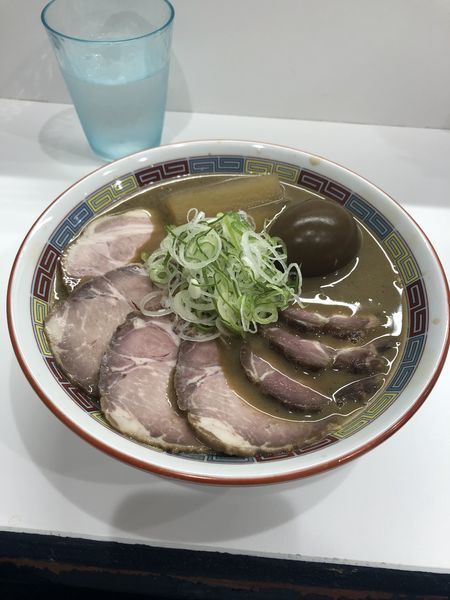 「煮干豚骨鰮らーめん煮玉子入り・肉増し」@煮干鰮豚骨らーめん 嘉饌の写真