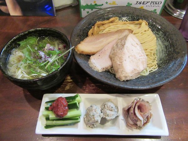 「冷たいかつおのつけめん（８５０円）＋チャーシュー２００円」@麺屋 京介の写真