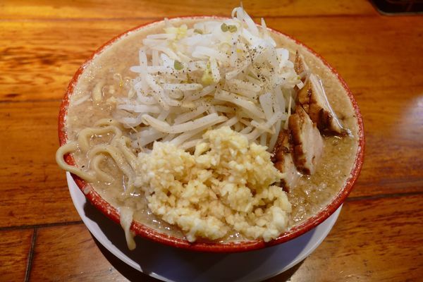 「らーめん¥780／ニンニク¥0（卓上から）」@らーめん バリ男 新橋本店の写真