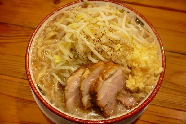 「らーめん¥780／卓上にんにく2杯¥0」@らーめん バリ男 日本橋店の写真