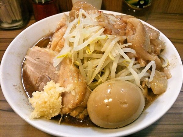 「ラーメン（ニンニクアブラ）+豚1枚+味玉（オープンサービス）」@火の豚 南越谷駅前店の写真
