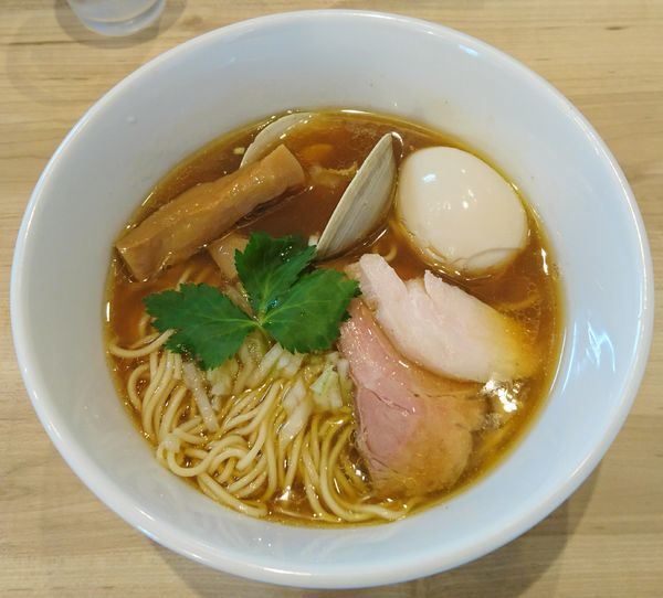 「イズムのらーめん(醤油)＋味玉」@麺堂イズムの写真