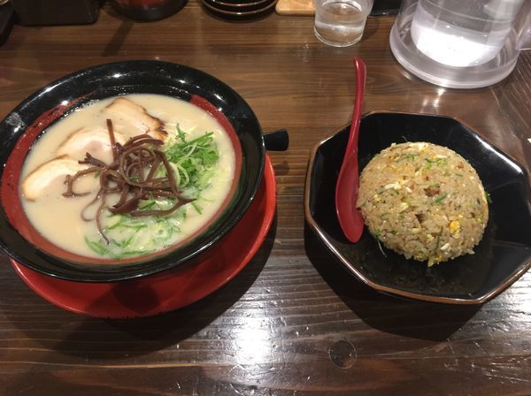 「長浜ラーメン、チャーハン」@長浜ラーメン 国体道路店の写真