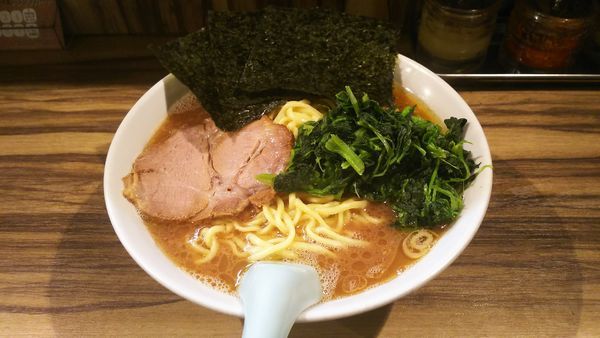 「ラーメン大盛+ほうれん草」@横浜家系らーめん 五丁目ハウスの写真